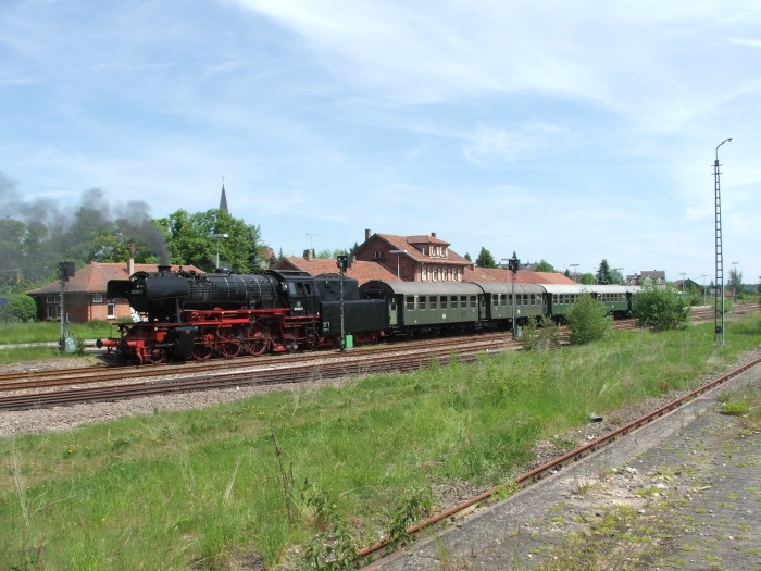 23&nbsp;042 vor Regionalzug in Walldürn, 27.05.2005