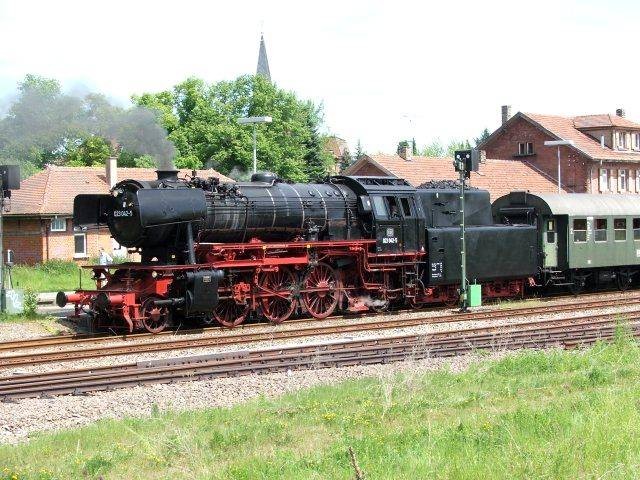 23&nbsp;042 vor Regionalzug in Walldürn, 27.05.2005