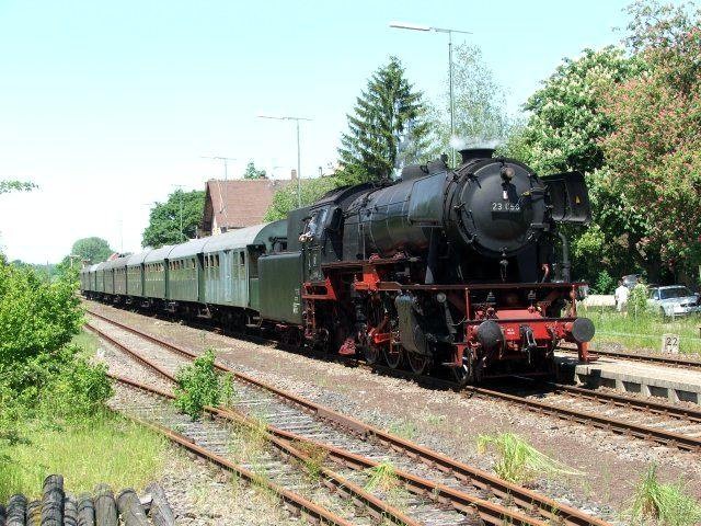 23&nbsp;058 vor Personenzug in Blaufelden, 28.05.2005