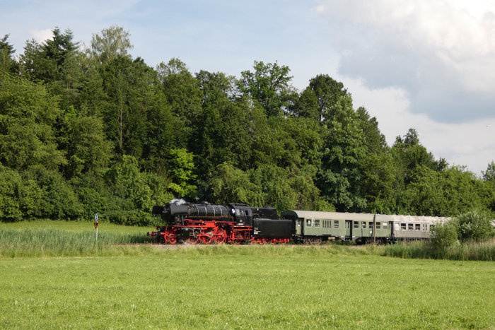 23&nbsp;058 vor dem abendlichen, als Schlemmerzug bezeichneten Sonderzug auf der Strecke Schorndorf-Welzheim hinter Miedelsbach, um 17:08h am 26.06.2021