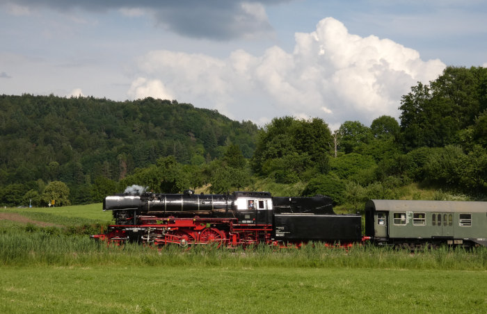 23&nbsp;058 vor dem abendlichen, als Schlemmerzug bezeichneten Sonderzug auf der Strecke Schorndorf-Welzheim hinter Miedelsbach, um 17:08h am 26.06.2021