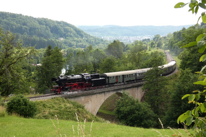 23&nbsp;058 vor dem Schlemmerexpress auf dem Igelsbach-Viadukt bei Klaffenbach, um 17:55h am 26.06.2021