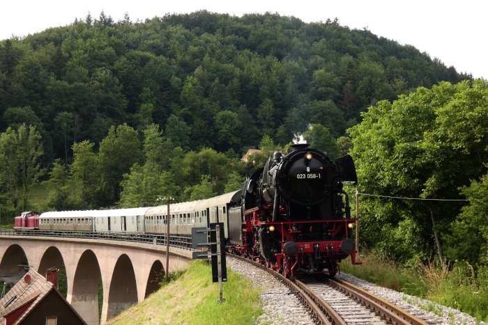 23&nbsp;058 vor dem Schlemmerexpress beim längeren Verzehrhalt auf dem Strümpfelbachtal-Viadukt bei Klaffenbach, hinten dran ist V100 2084, um 18:06h am 26.06.2021