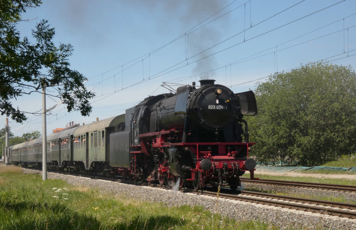 23&nbsp;058 mit Pendelzug (Nr.2) Schwäbisch Hall -- Crailsheim Ausfahrt Eckartshausen-Ilshofen, um 12:27h am 04.07.2022
