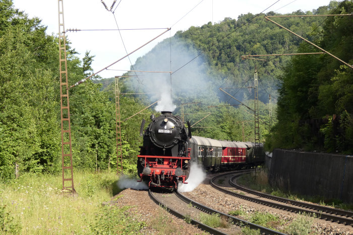 23&nbsp;058 vorm Zug DPE&nbsp;31235 (Ettlingen->Ulm), Schub: Diesellok ex Br&nbsp;211, auf der Geislinger Steige (bei km&nbsp;64,7), um 9:31h am 09.07.2022