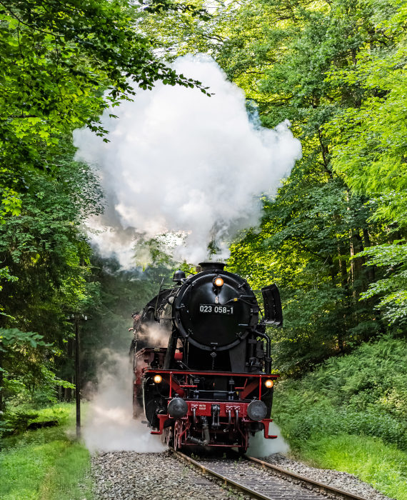 23&nbsp;058 kommt hier nun mit dem Schlemmerexpress in der Kurve hinterm Strümpfelbachtal und unterhalb von Laufenmühle hoch gefahren, um 18:45h am 26.06.2021