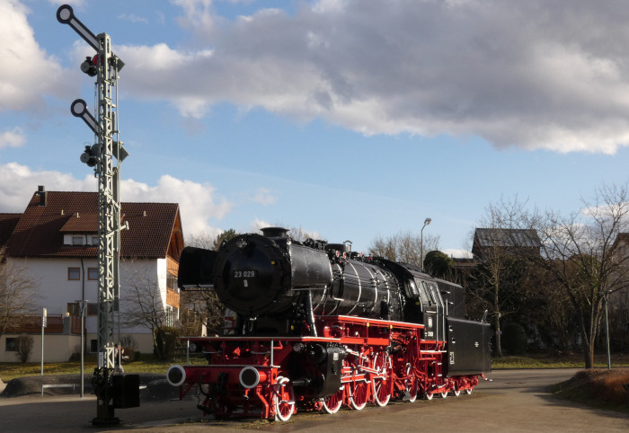 23&nbsp;029 als Denkmal-Lokomotive vor dem Berufsschulzentrum in Aalen, fotografiert gegen 17:00h am 27.03.2021