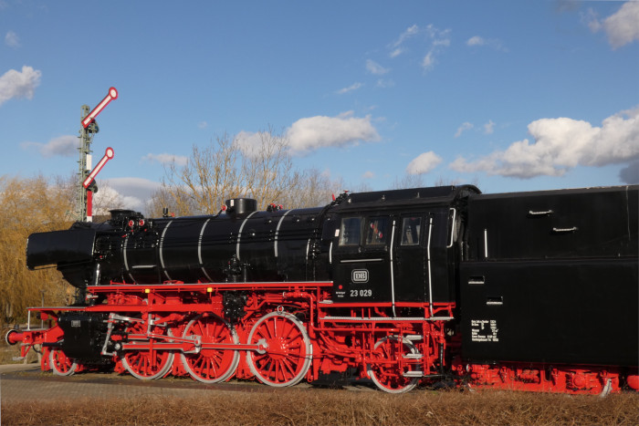 23&nbsp;029 als Denkmal-Lokomotive vor dem Berufsschulzentrum in Aalen, fotografiert gegen 17:00h am 27.03.2021
