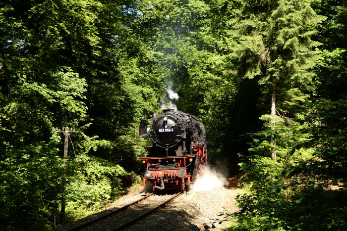 23&nbsp;058 (als 023&nbsp;058-1 beschriftet) mit Zug Schorndorf->Welzheim im Wald oberhalb von Laufenmühle (bei km&nbsp;17,7), um 11:15h am 13.06.2021