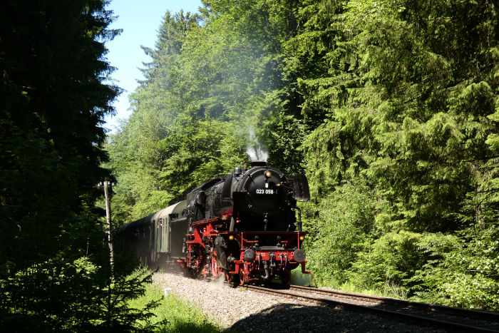 23&nbsp;058 mit Zug Schorndorf->Welzheim im Wald zwischen Laufenmühle und Breitenfürst (bei km 18,4), um 14:46h am 13.06.2021