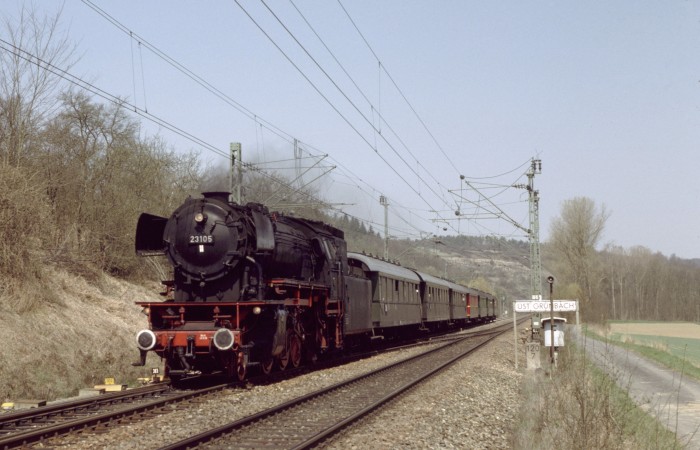 23&nbsp;105 mit Sonderzug aus Würzburg bei der Üst. Grünbach vor Lauda, am 21.04.1996
