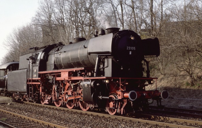 23&nbsp;105 mit Sonderzug während eines Fotohalts im Bahnhof Rot am See, ca. 18:00h am 21.04.1996