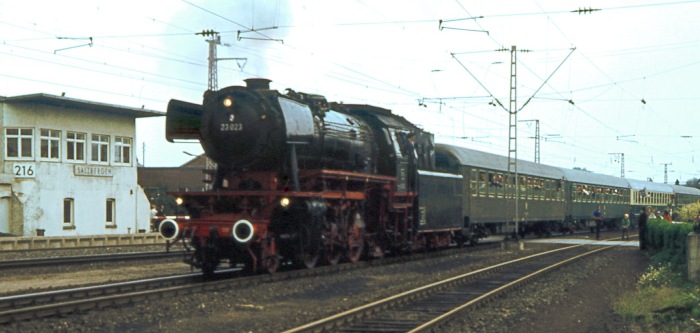 23&nbsp;023 mit Sonderzug Rheine -> Hoek van Holland in Salzbergen, am 10.09.1977