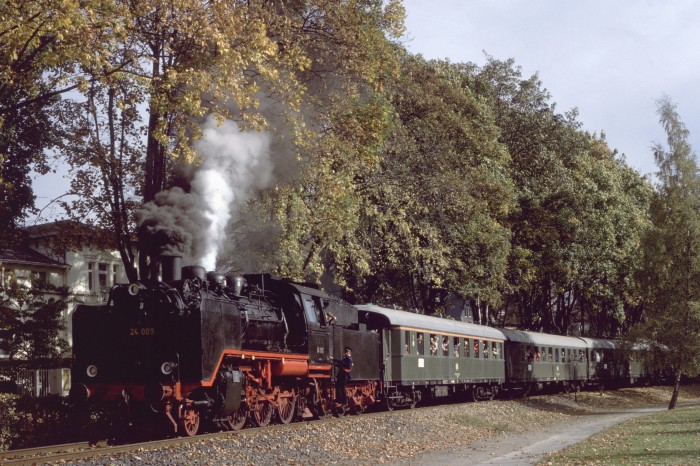 24&nbsp;009 durchfährt den Einbecker Stadtpark, am 14.10.1979
