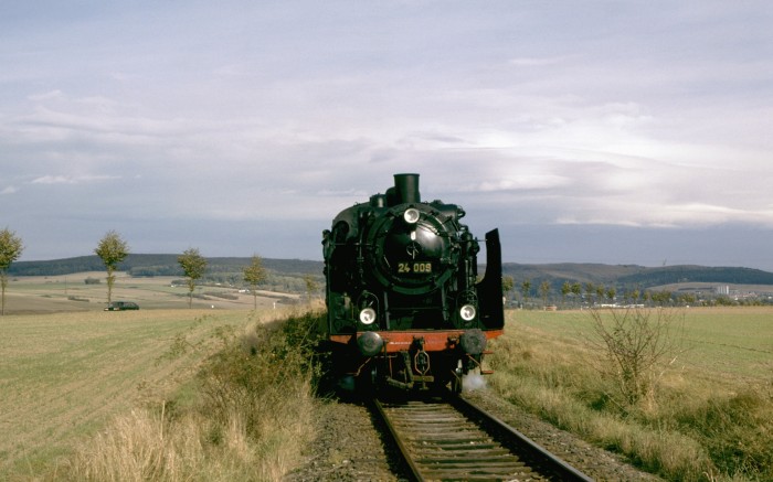 24&nbsp;009 vor Juliusmühle (Ilmebahn Einbeck-Dassel), am 14.10.1979
