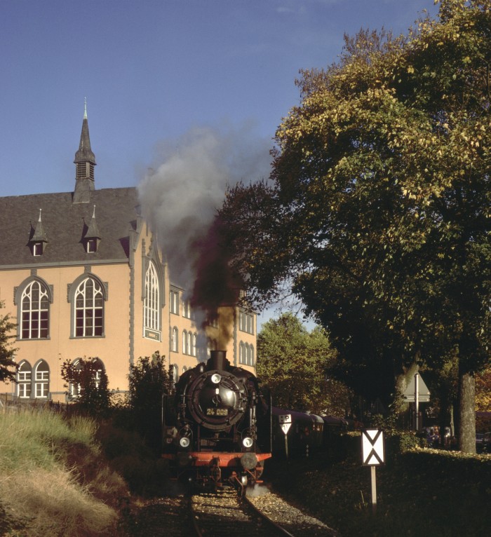 24&nbsp;009 durchfährt das Einbecker Stadtgebiet am 14.10.1979