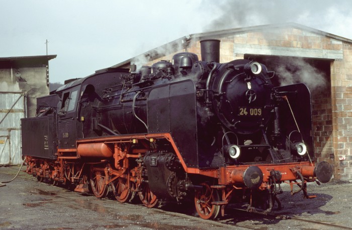 24&nbsp;009 im Bw Warstein (WLE), am 30.03.1980