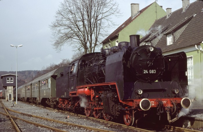 24&nbsp;083 ist nun mit Sonderzug aus Lippstadt im Bahnhof des Bierortes Warstein eingetroffen, am 30.03.1980