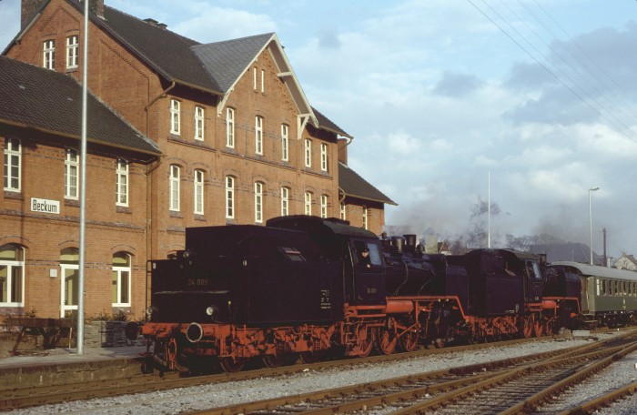 24&nbsp;009&nbsp;Tv + 24&nbsp;083&nbsp;Tv sind mit Sonderzug aus Warstein wieder in Beckum angemommen, am 30.03.1980