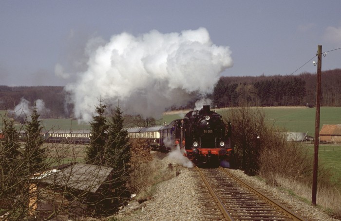 24&nbsp;009 + 24&nbsp;083 mit Rheingold-Sonderzug bei Iburg, am 05.04.1980