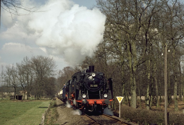 24&nbsp;009 + 24&nbsp;083 mit Rheingold-Sonderzug bei Bad Laer, am 05.04.1980