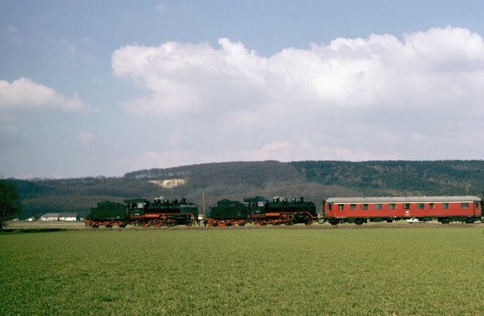 24&nbsp;083&nbsp;Tv + 24&nbsp;009&nbsp;Tv mit Rheingold-Zug auf der Rückfahrt, kurz vor Lengerich, vor der Kulisse des  Teutoburger Walds, am 05.04.1980