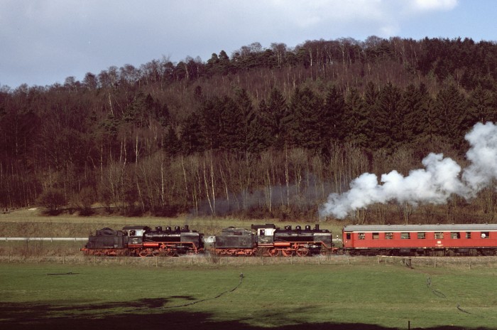 24&nbsp;083&nbsp;Tv + 24&nbsp;009&nbsp;Tv mit Sonderzug bei Brochterbeck, am 05.04.1980