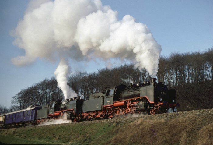 24&nbsp;009 + 24&nbsp;083 vor Rheingold-Sonderzug, Fotohalt bei Tecklenburg (TWE), am 05.04.1980