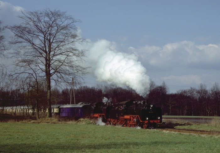 24&nbsp;009 + 24&nbsp;083 vor Rheingold-Sonderzug hinter Ibbenbüren am 05.04.1980