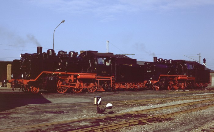 24&nbsp;009 + 24&nbsp;083 noch mal im Bw Lengerich, am 05.04.1980