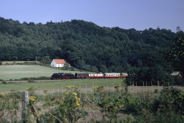 24&nbsp;009 auf der TWE an der Einfahrt von Lienen, am 05.09.1981
