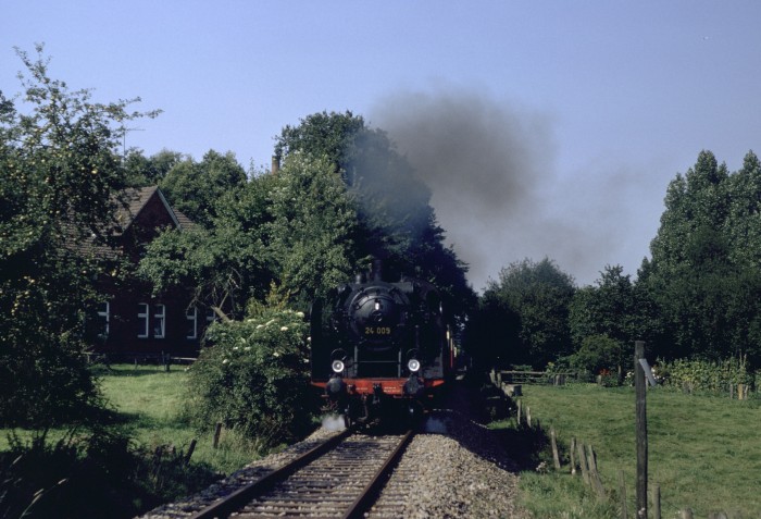 24&nbsp;009 auf der TWE bei Bocketal, am 05.09.1981