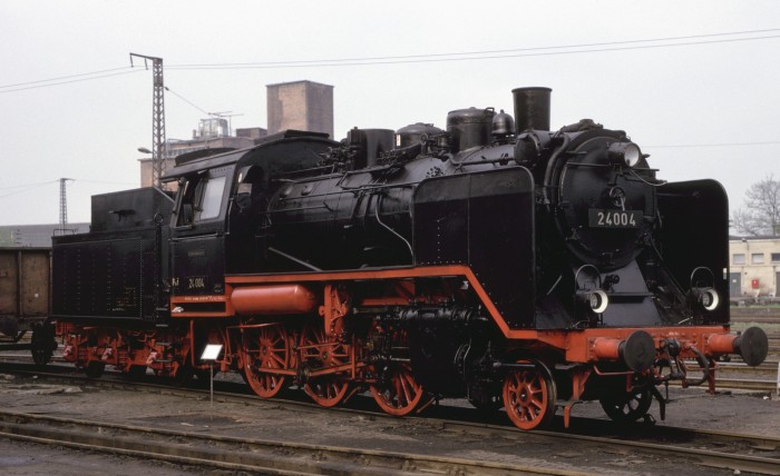 24&nbsp;004 im Bw Dresden-Altstadt, am 03.05.1992