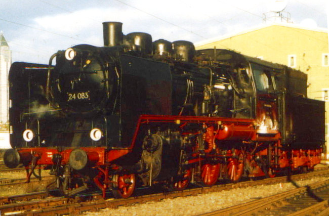 24&nbsp;083 im Bahnbetriebswerk Frankfurt (a.M.) 1, im Oktober 2001