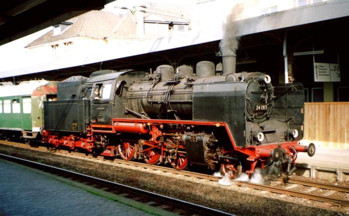 24&nbsp;083 im Bahnhof in Hameln, Juli 2001
