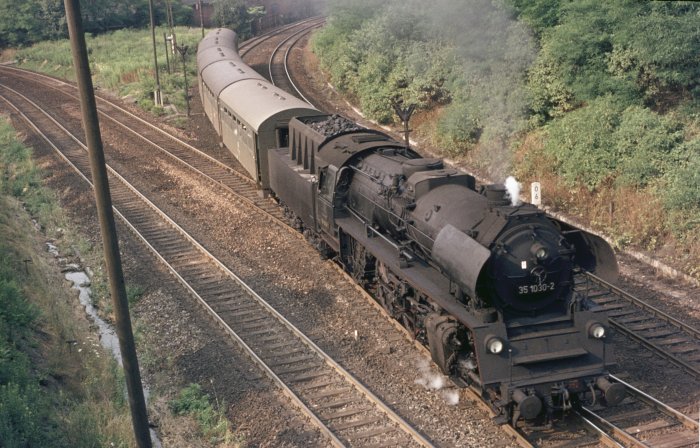 35&nbsp;1030 mit P&nbsp;15771 nach Nossen, Ausfahrt Riesa, am 15.07.1976