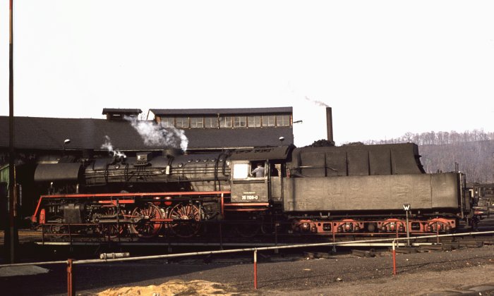 35&nbsp;1106 auf der Drehscheibe im Bw Nossen, am 09.03.1977