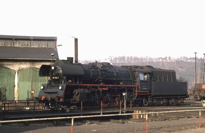 35&nbsp;1106 auf der Drehscheibe im Bw Nossen, am 09.03.1977