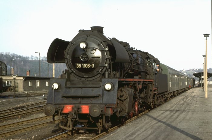 35&nbsp;1106 auf der Drehscheibe im Bw Nossen, am 09.03.1977