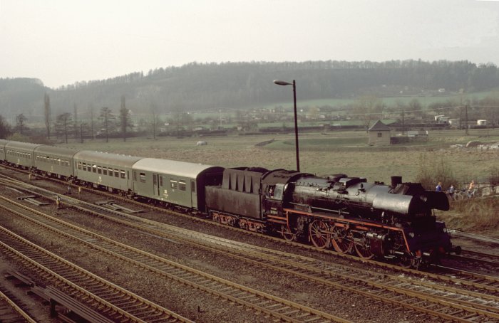 35&nbsp;1106 mit P&nbsp;15769 an der Einfahrt von Nossen, am 10.03.1977