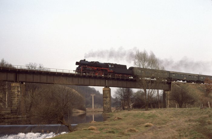 35&nbsp;1106 mit P&nbsp;15772 auf der Mulde-Brücke bei Nossen, am 10.03.1977