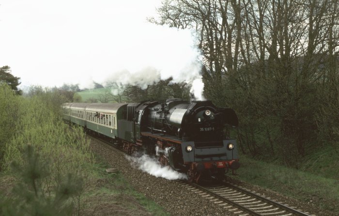 35&nbsp;1097 mit RE 3280 hinter Ettenhausen, am 16.04.1999