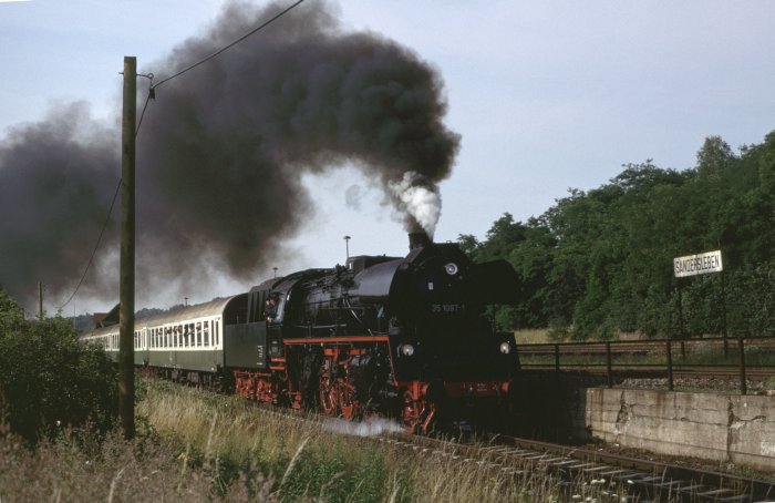 35&nbsp;1097 Sonder-Eilzug nach Halberstadt, Ausfahrt Sandersleben, am 17.07.1999
