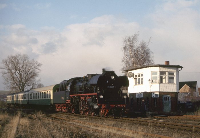 35 1097 mit RB&nbsp;26211 Einfahrt Greußen, 20.02.2000