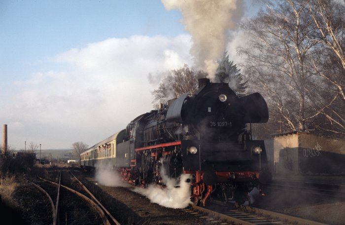 35&nbsp;1097 mit RB&nbsp;26211 Ausfahrt Greußen, 20.02.2000