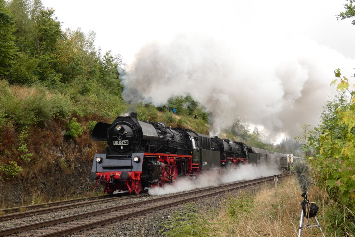 35&nbsp;1097 + 01&nbsp;180 auf der Schiefen Ebene vor Marktschorgast bei km 80,8, um 14:34h am 20.09.2022