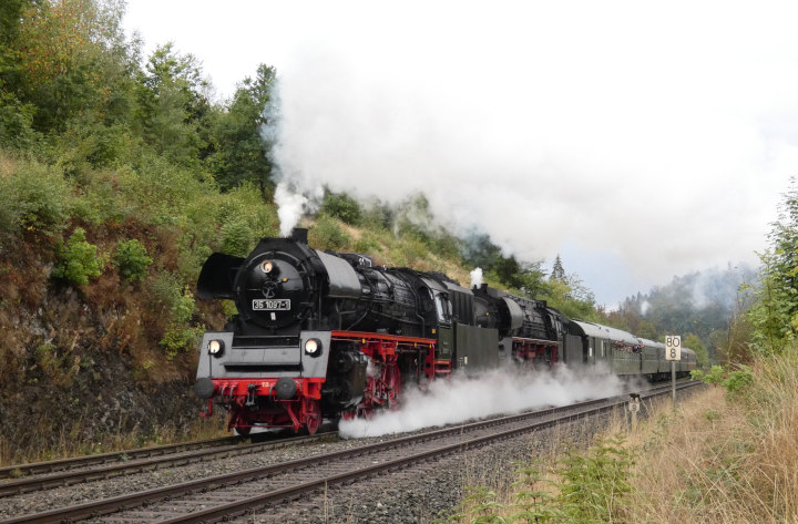 35&nbsp;1097 + 01&nbsp;519 vor Sonderzug Neuenmarkt-Wirsberg‑>Leipzig, auf der Schiefen Ebene bei Streckenkilometer 80,8, um 17:58h am 10.09.2022