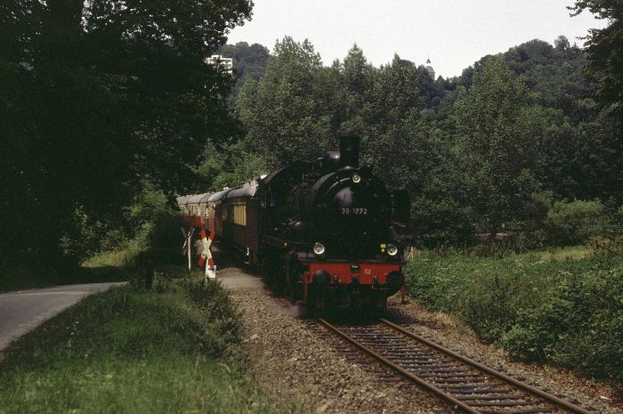 38&nbsp;1772 mit Sonderzug auf der TWE,am Waldrand hinter Tecklenburg, 14:55h am 09.07.1983