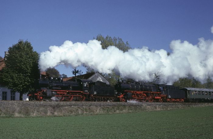 38&nbsp;1772 + 01&nbsp;150 Sonderzug auf der TWE, Einfahrt von Tecklenburg, am 23.10.1983