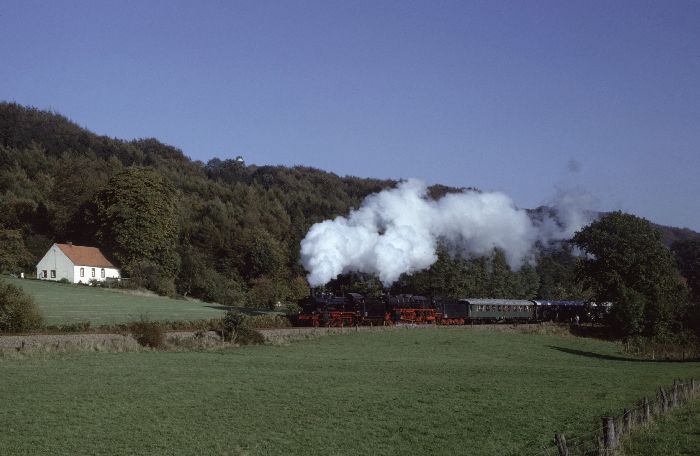 38&nbsp;1182 + 01&nbsp;150 auf der TWE hinter Tecklenburg, am 23.10.1983